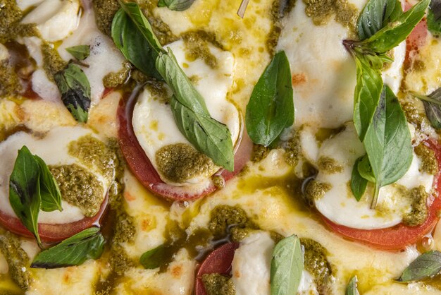 Pizza sulla tavola di legno marrone