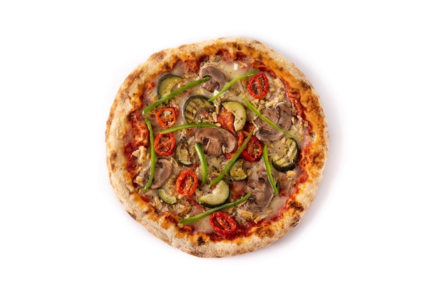 Pizza vegetariana con zucchine pomodori peperoni e funghi isolati su sfondo bianco