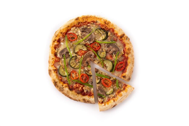 Pizza vegetariana con zucchine pomodoro peperoni e funghi