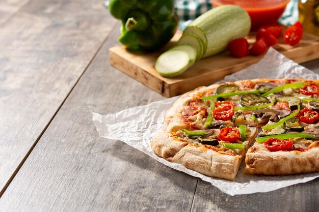 Pizza vegetariana con zucchine pomodoro peperoni e funghi