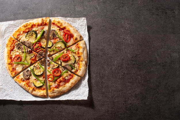 Pizza vegetariana con zucchine pomodoro peperoni e funghi