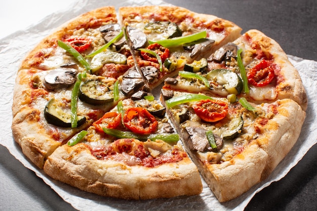 Pizza vegetariana con zucchine pomodoro peperoni e funghi