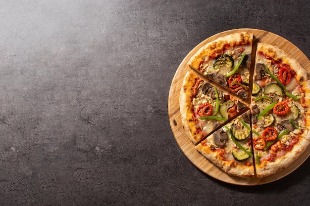 Pizza vegetariana con zucchine pomodoro peperoni e funghi