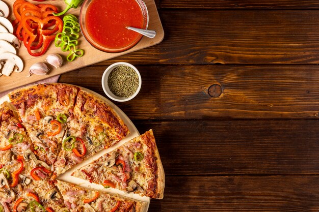 Pizza vista dall'alto con peperone rosso e salsa di pomodoro con copia-spazio