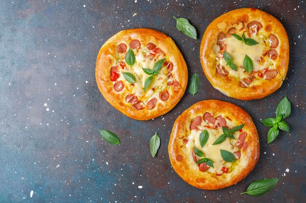 Pizzette fatte in casa fresche al basilico.