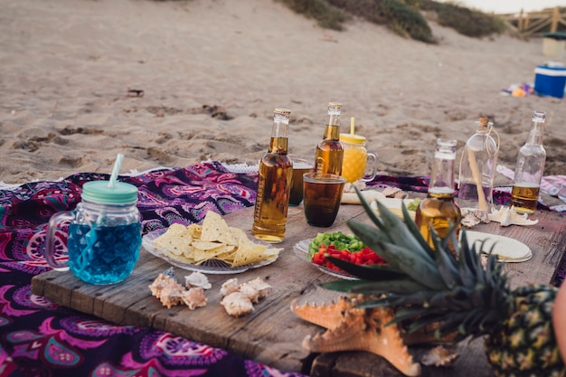 Plancia in legno con elementi di festa in spiaggia