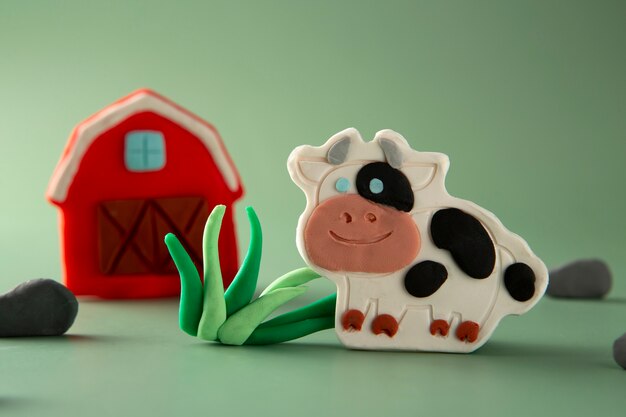Plastilina artistica con mucca e fienile