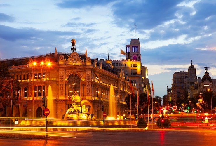 Foto gratuito plaza de cibeles nel crepuscolo estivo. madrid