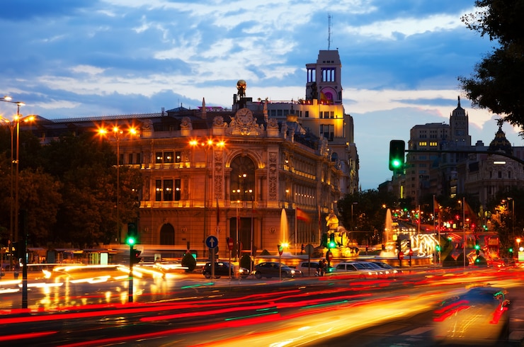 Foto gratuito plaza de cibeles nel crepuscolo. madrid