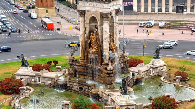 Plaza de Espana, il monumento con fontana a Barcellona, Spagna. Traffico