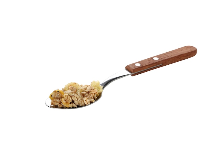 Foto gratuito pngmuesli in un cucchiaio isolato su sfondo bianco