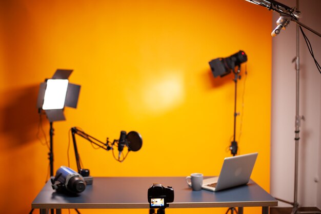 Podcast professionale e configurazione vlogging in studio con parete gialla
