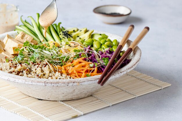 Poké bowl vegano con fotografia di tofu marinato