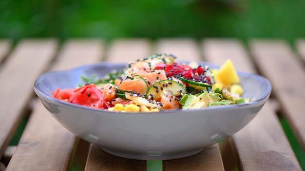 Poke di salmone con alghe di avocado, zenzero rosso sottaceto e cetriolo