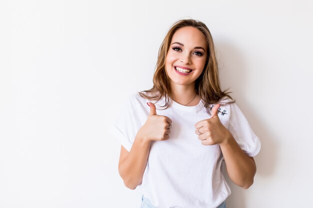 Pollice in alto. Fondo bianco isolato della donna di affari. Modello femminile.