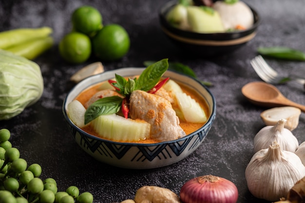 Pollo al curry con melone invernale, con funghi, aglio, peperoncino e basilico