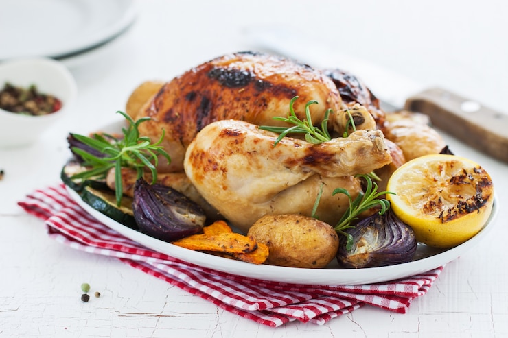 Foto gratuito pollo al forno con limone e verdure