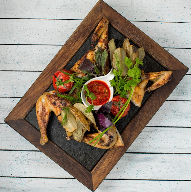 Pollo alla griglia con pomodori, erbe aromatiche e salsa barbecue.