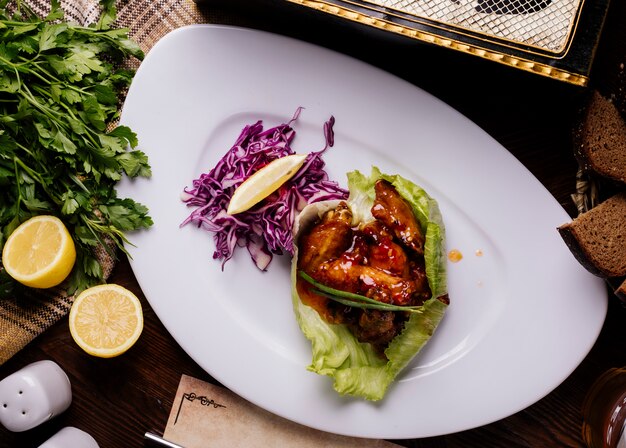 Pollo alla griglia in salsa teriyaki con cabbahe rosse, erbe e limone.