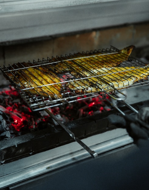 Pollo alla griglia tabacca in un grande forno