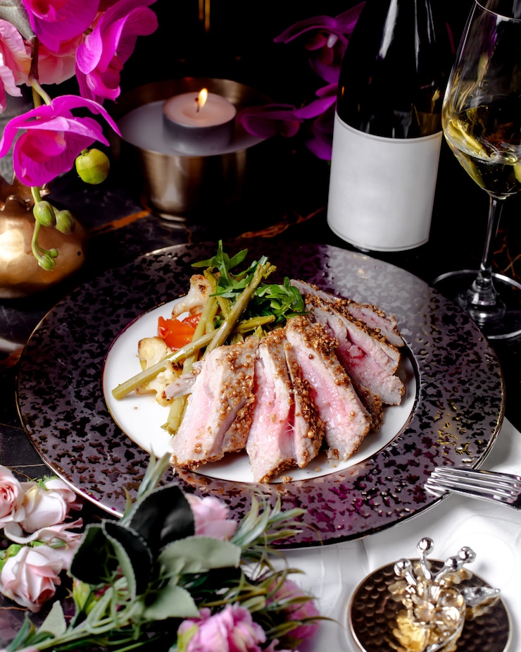 Foto gratuito pollo bollito con cavolfiore di asparagi