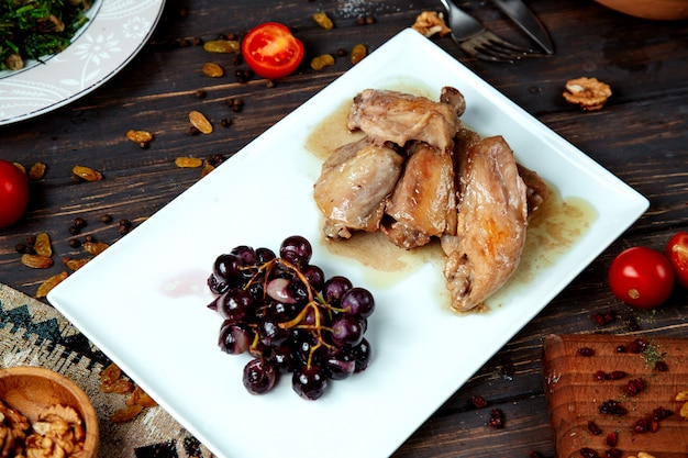 Pollo bollito e una manciata di uva vista dall'alto