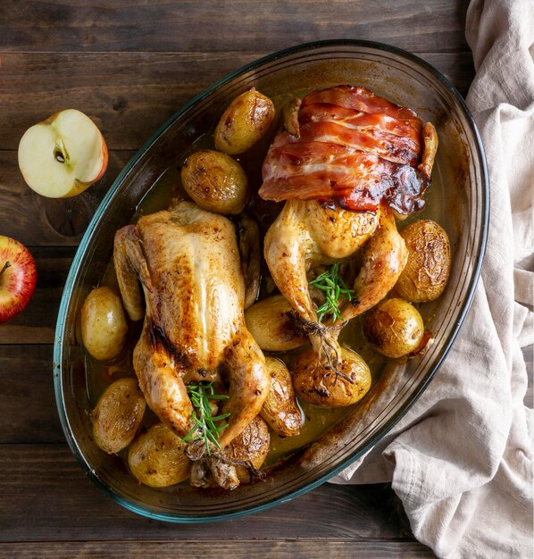 Pollo con patate vista dall'alto