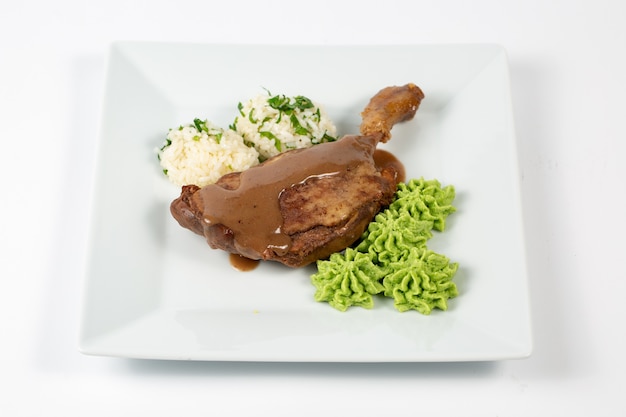 Pollo cotto con polpette di riso e salsa verde