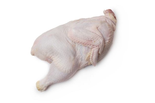 Pollo crudo su una superficie bianca
