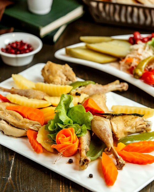 Pollo del villaggio bollito con carote e patate