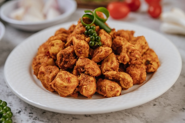 Pollo fritto alle erbe con peperoncino, pomodoro, cetriolo, carota e pepe fresco.