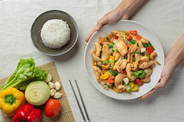 Pollo fritto con anacardi Alimento tailandese.