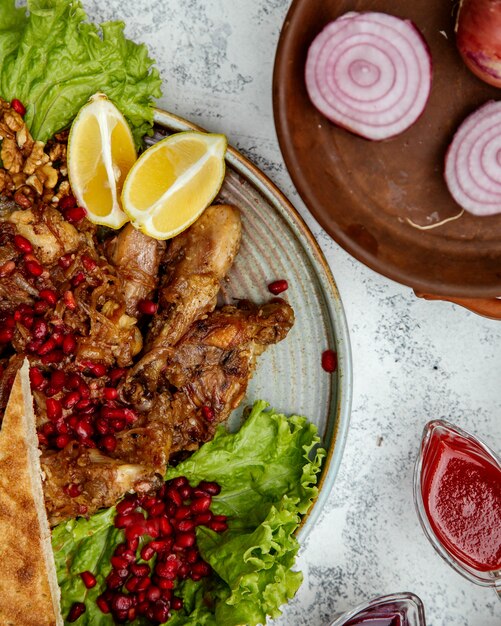 Pollo fritto con cipolle e melograno