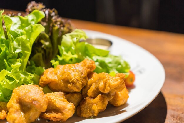 Pollo fritto con insalata