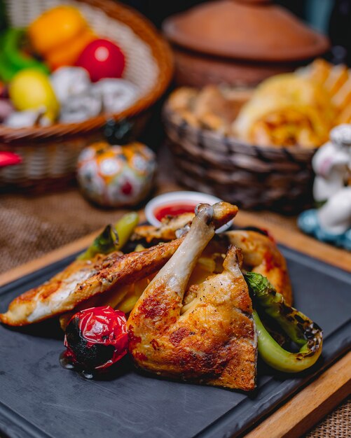 Pollo fritto con la vista laterale della salsa di peperoncino rosso della patata del pepe del pomodoro