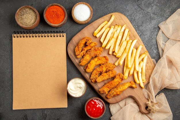 Pollo fritto con patate fritte