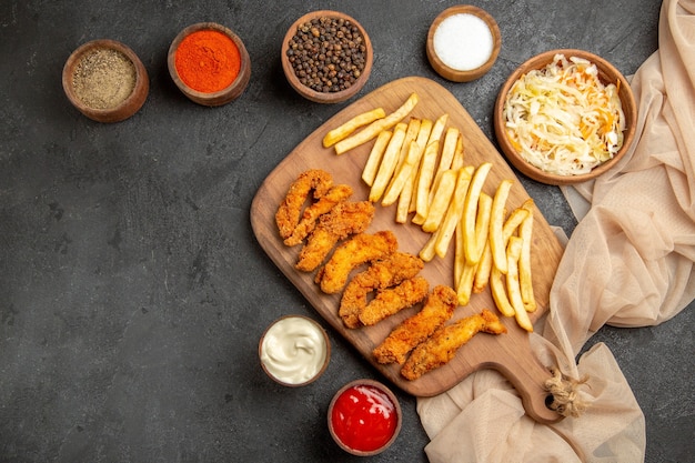 Pollo fritto con patate fritte