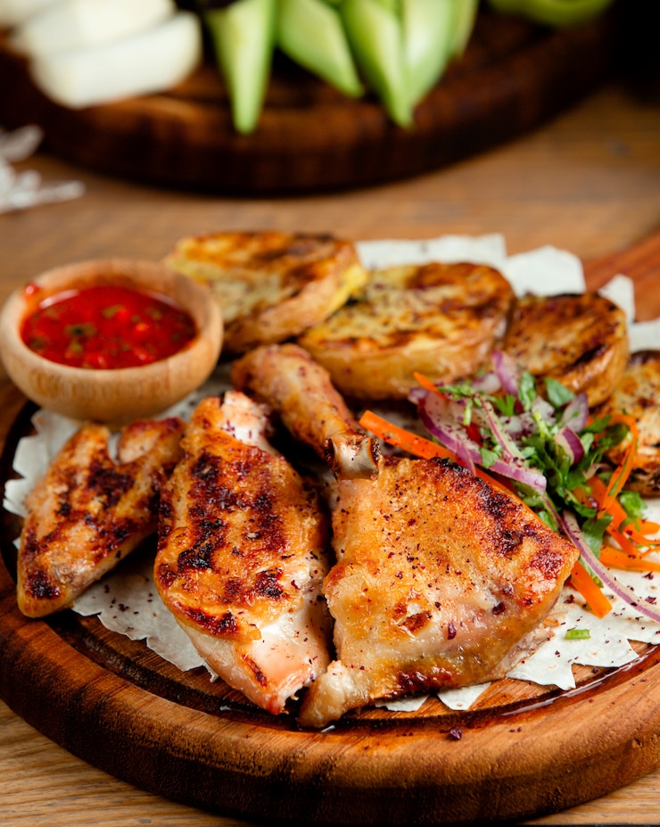 Foto gratuito pollo fritto con patate sul tavolo