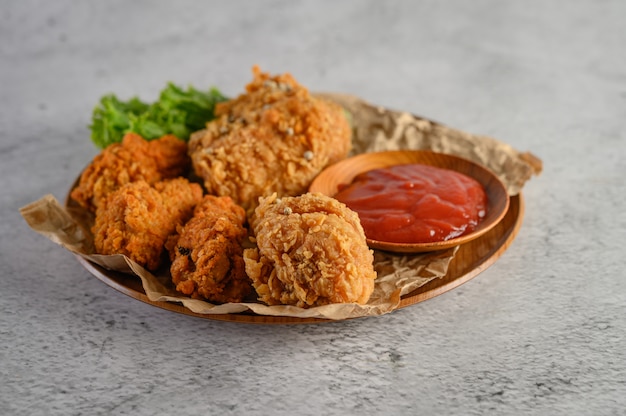 Pollo fritto croccante su un piatto con salsa al pomodoro