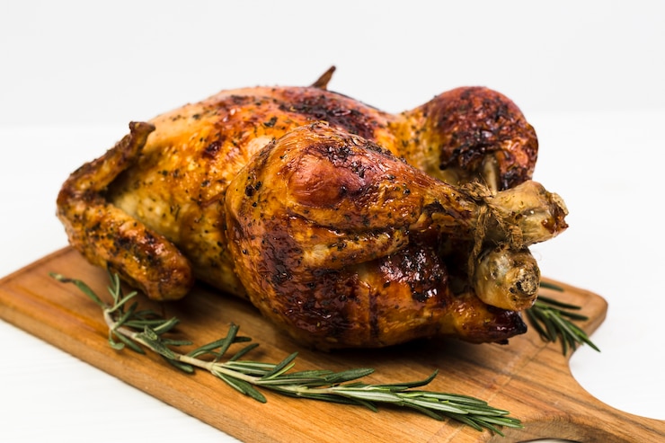 Foto gratuito pollo fritto del primo piano su bianco