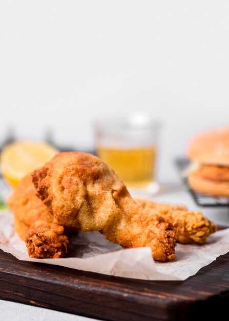 Pollo fritto di vista frontale sul tagliere