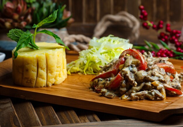 Pollo fritto e funghi in salsa con puure