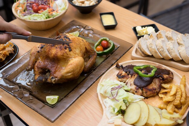 Pollo intero al forno su un piatto