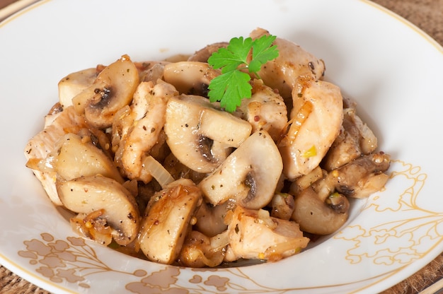 Pollo saltato con funghi