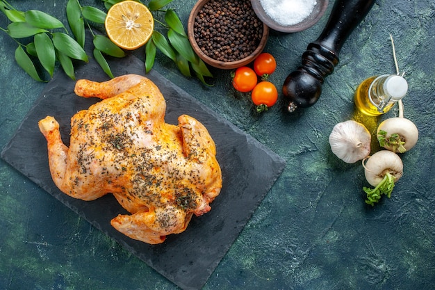 Pollo speziato cotto vista dall'alto sulla superficie scura