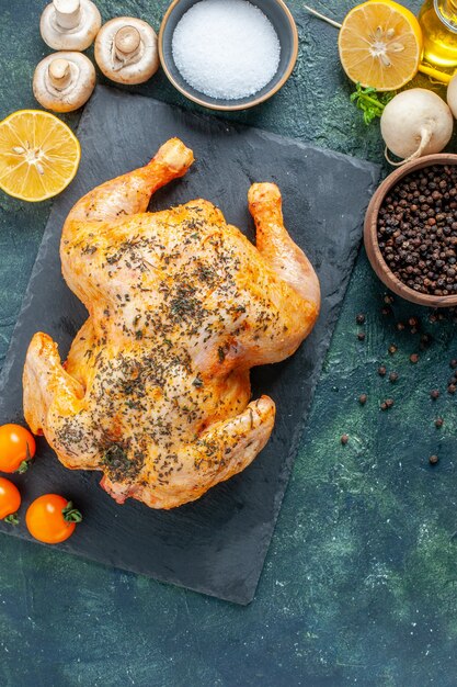 Pollo speziato cotto vista dall'alto sulla superficie scura