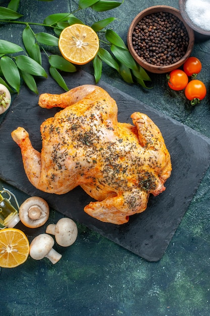 Pollo speziato cotto vista dall'alto sulla superficie scura