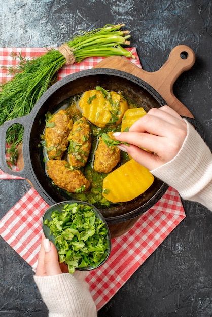 Polpetta di carne gustosa vista dall'alto con patate bollite e verdure su sfondo grigio colore insalata cucinare cena pasto