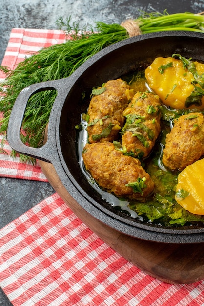 Polpetta di carne gustosa vista frontale con patate bollite e verdure sullo sfondo grigio colore insalata cibo cucina pasto cena