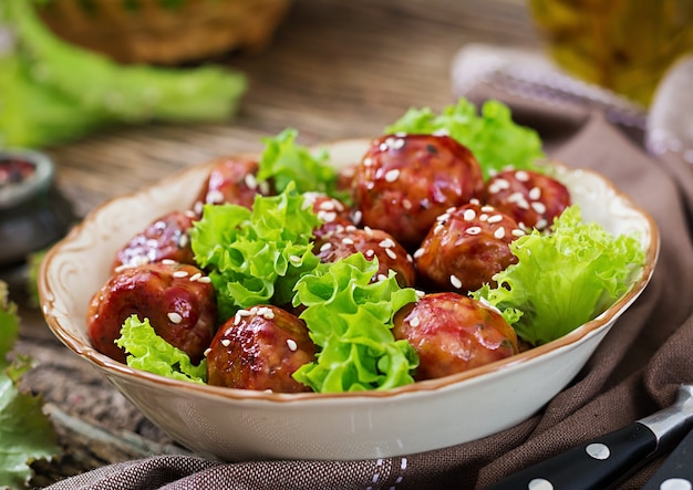 Polpette di carne con carne in salsa agrodolce. Cibo asiatico.